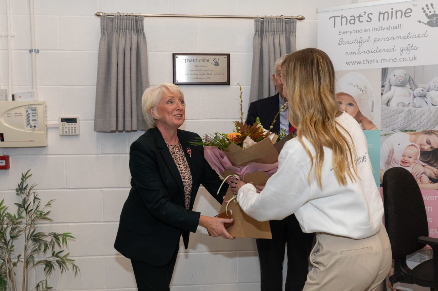 Sir Lindsay Hoyle and lady Catherine receiving gifts